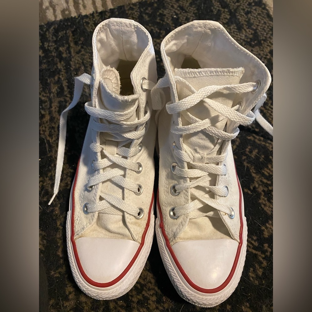 Like new women’s Converse sneakers